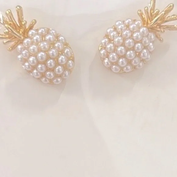 NEW Pineapple Pearl & Gold Dainty Stud Earrings - Picture 6 of 6